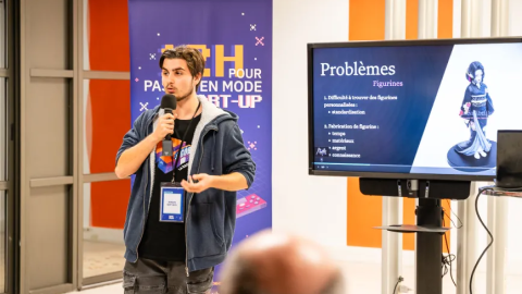 A picture of Jordan Septier (me) doing a speech, presenting the problems of a figurine company
